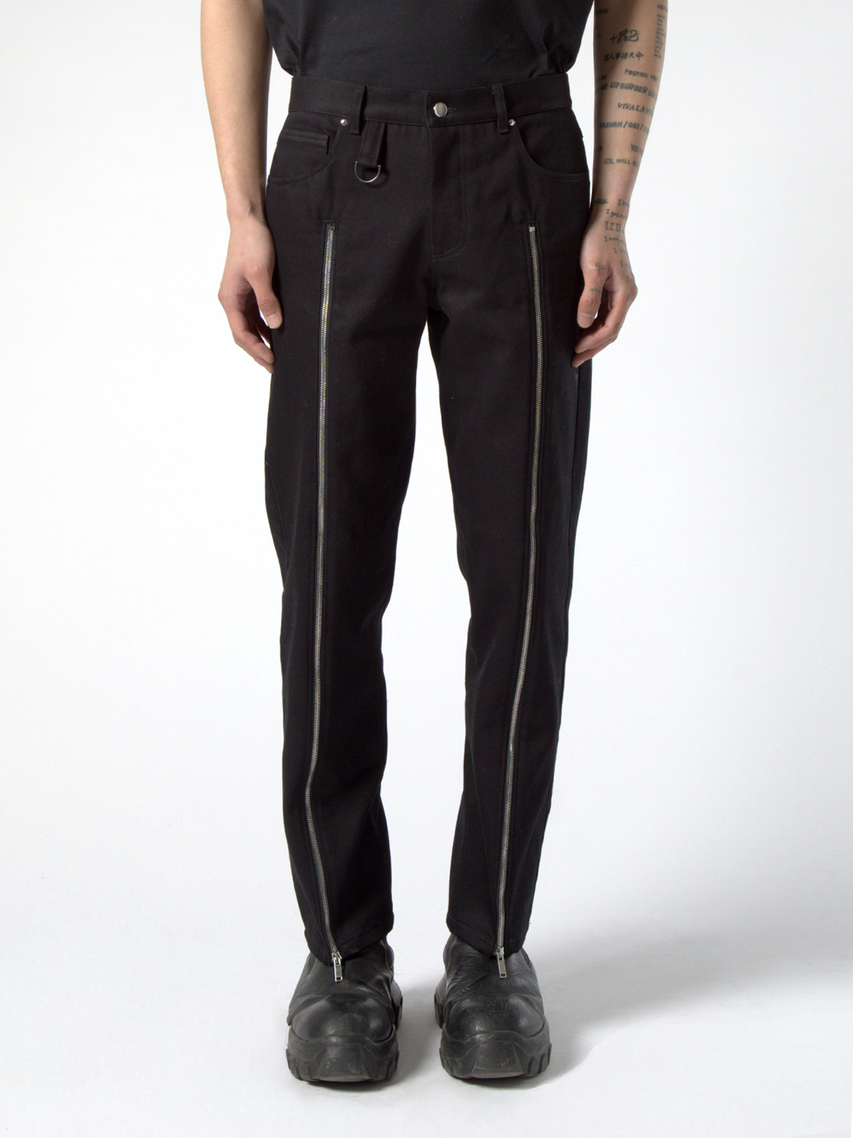 ZIPPERED BLACK DENIM PANTS