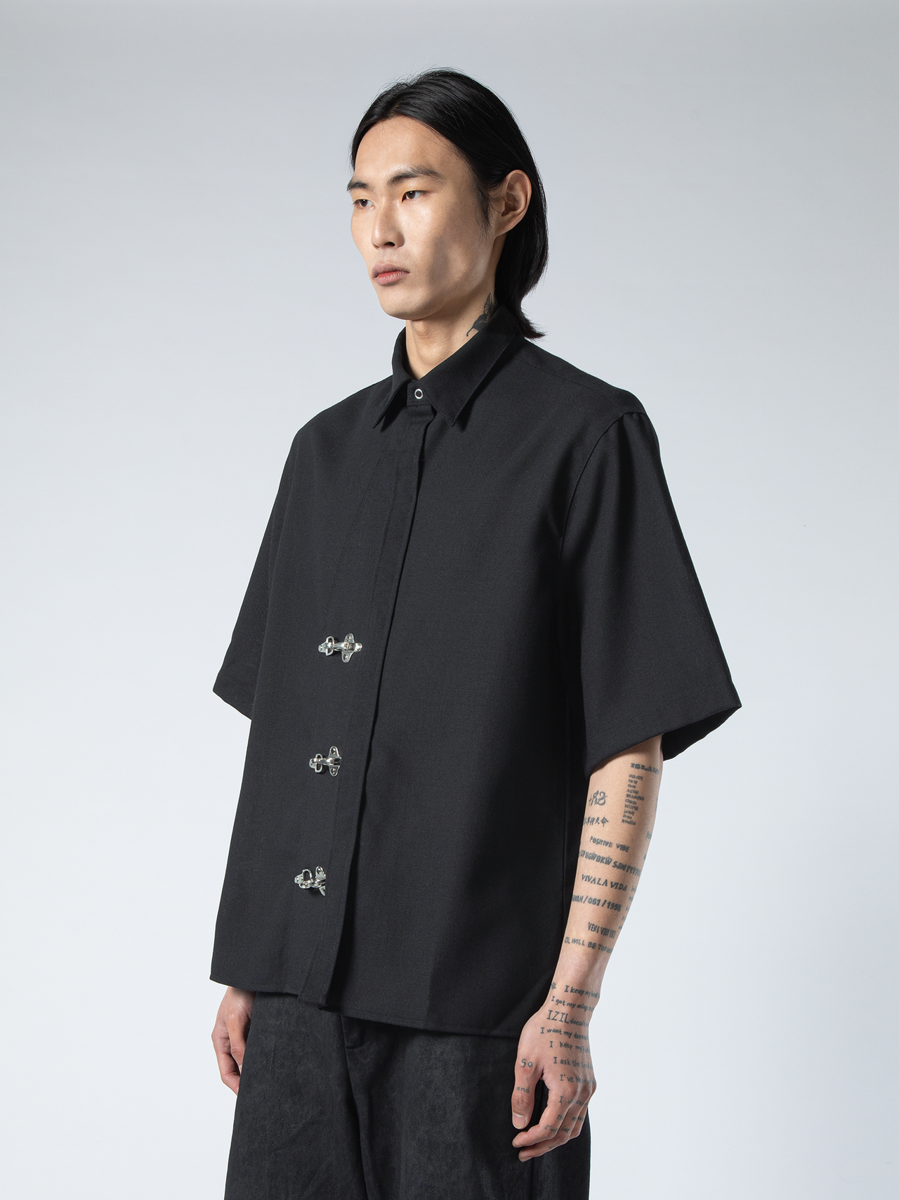 SHORT SLEEVE SHIRT WITH METAL CLOSURES