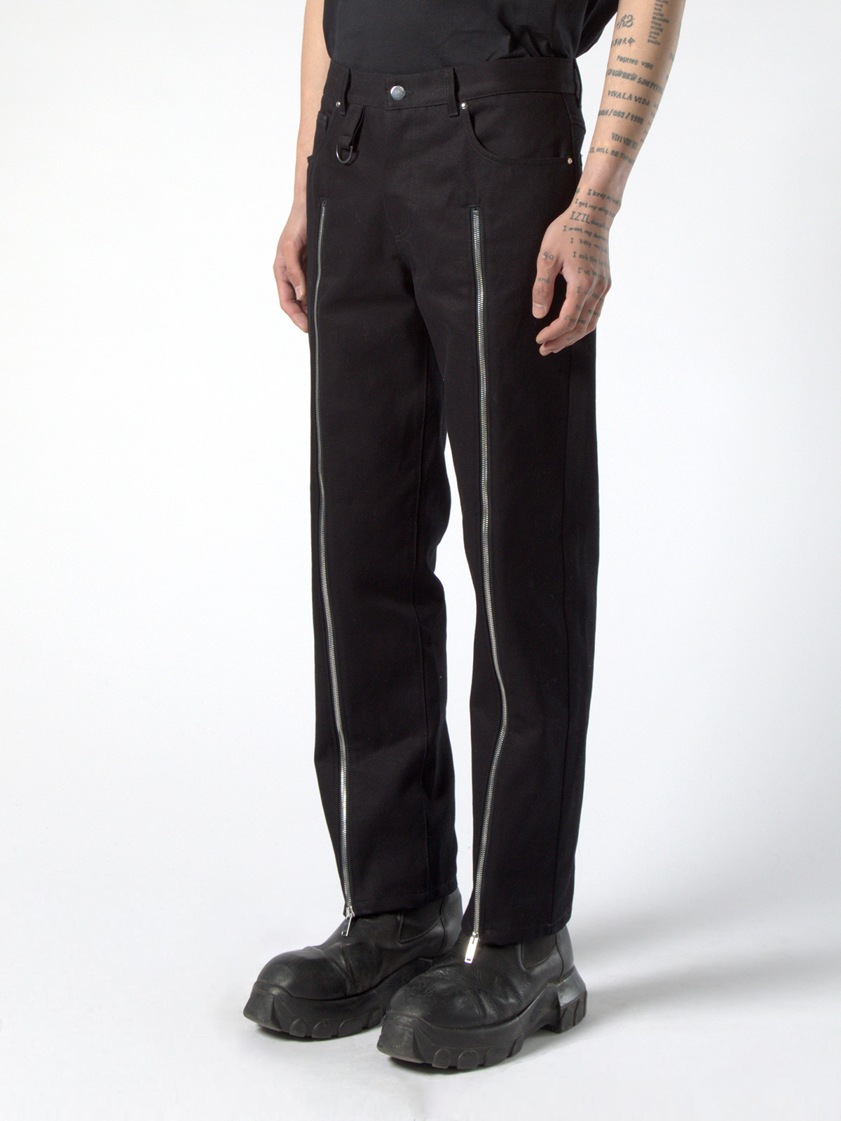ZIPPERED BLACK DENIM PANTS
