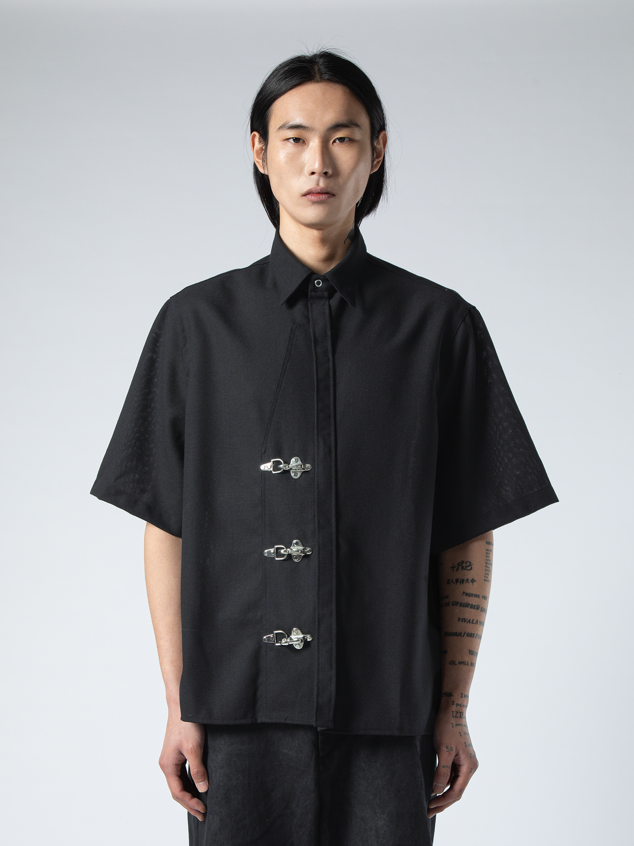 SHORT SLEEVE SHIRT WITH METAL CLOSURES
