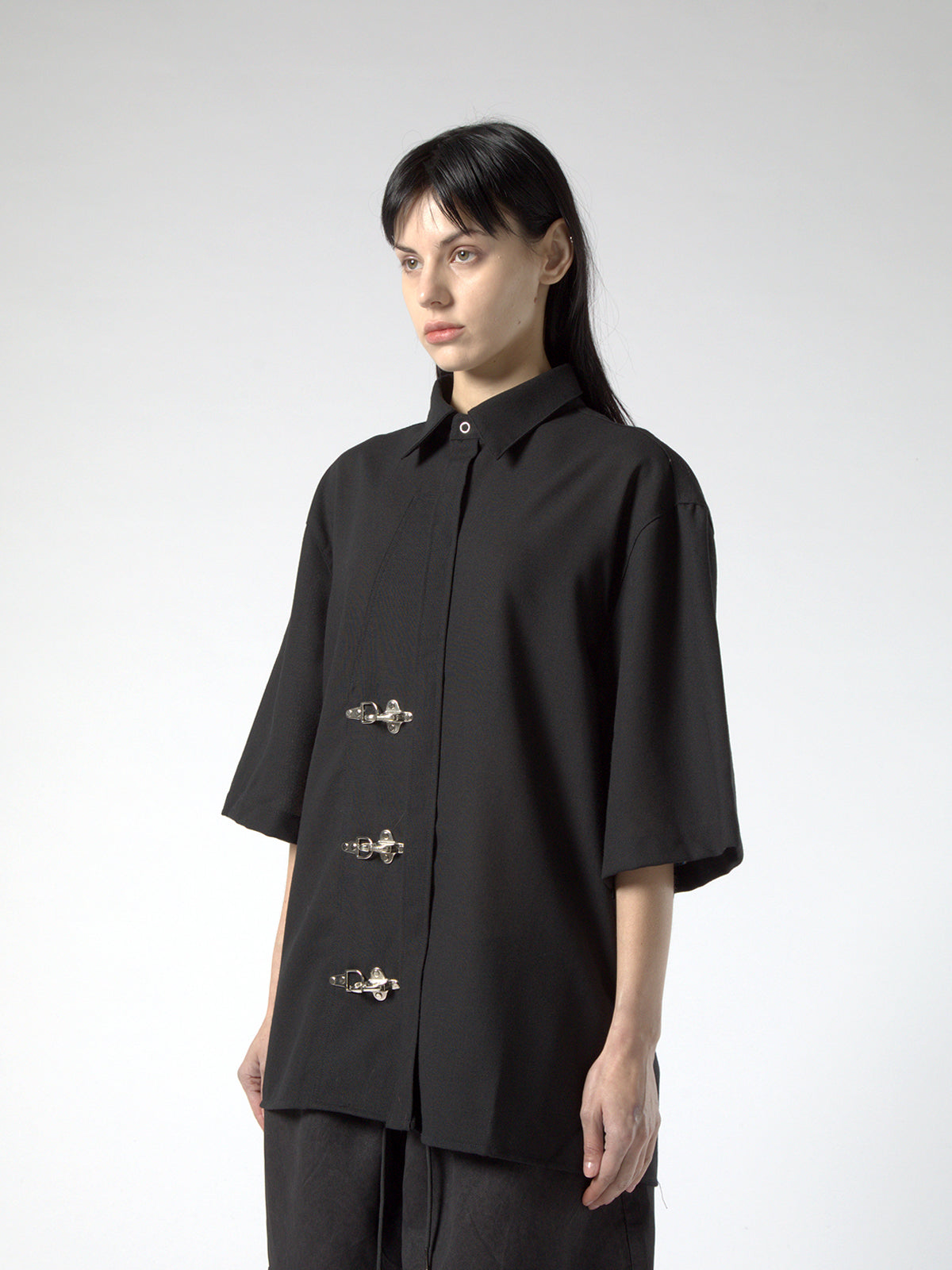 SHORT SLEEVE SHIRT WITH METAL CLOSURES